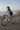 Ciclista recorriendo la Costa Verde de Lima en una bicicleta de ruta blanca
